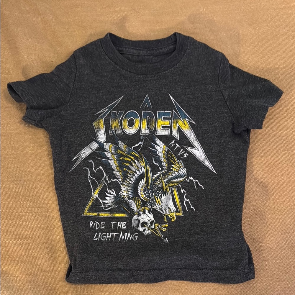 SKODEN Dark Gray Short Sleeve Tee with Edgy Graphic Design
